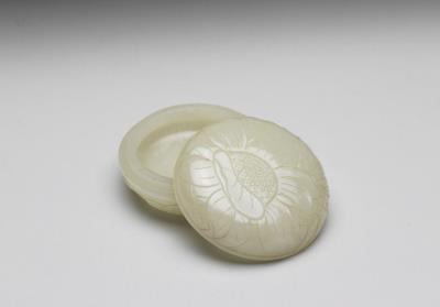 图片[2]-Jade round box carved with flowers, Qing dynasty (1644-1911)-China Archive